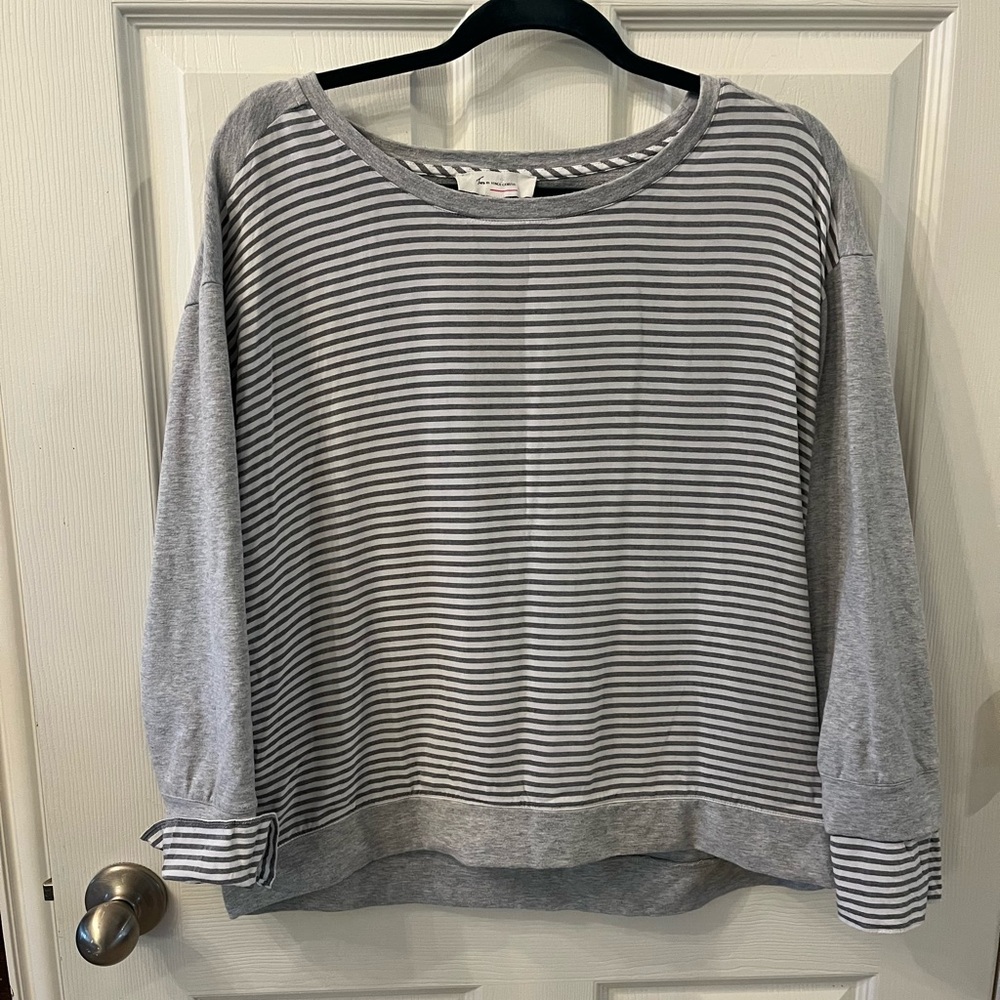 Tura by Vince Camuto Gray Striped Sweatshirt, Size Medium